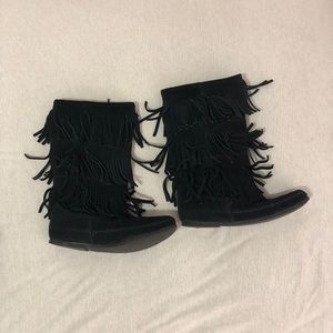 Minnetonka 3 layer fringe moccasin boots size 10